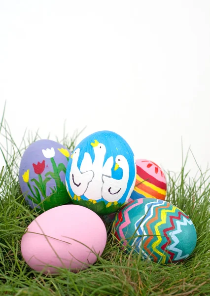 Un surtido de coloridos huevos de Pascua pintados a mano —  Fotos de Stock
