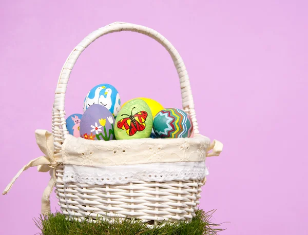 Huevos de Pascua pintados a mano en cesta — Foto de Stock