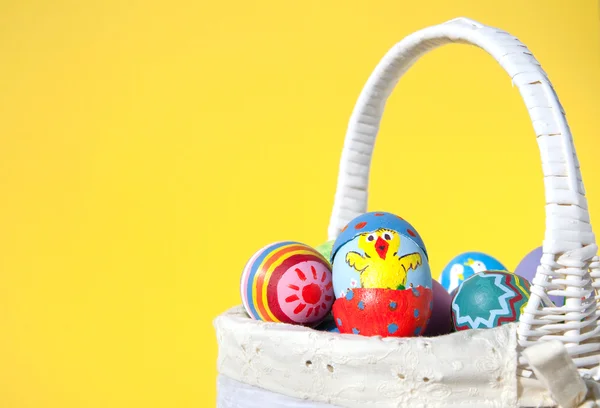 Pollito de Pascua pintado en una cáscara de huevo asomándose a otro huevo pintado ella —  Fotos de Stock