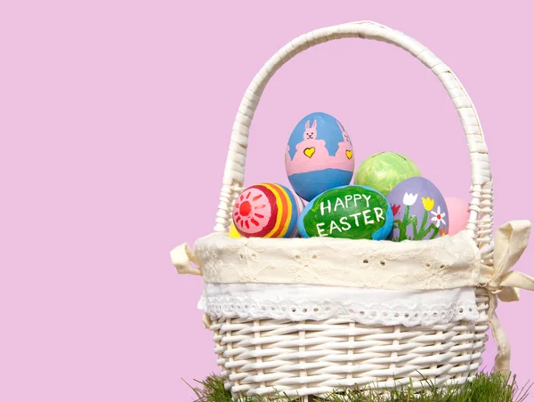 Basketful renkli Paskalya yumurta mor arka plan — Stok fotoğraf