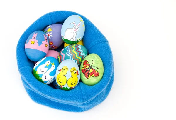 Coloridos huevos de Pascua pintados a mano con deliciosas figuras de animales —  Fotos de Stock