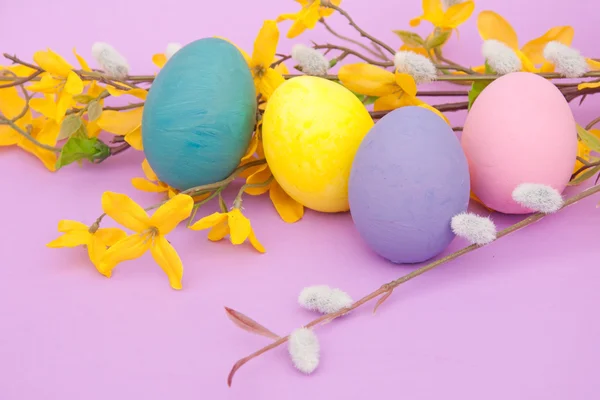Imagen de cerca de huevos de Pascua pintados a mano —  Fotos de Stock