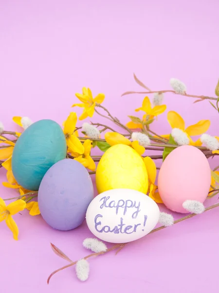 Imagen de cerca de huevos de Pascua pintados a mano —  Fotos de Stock