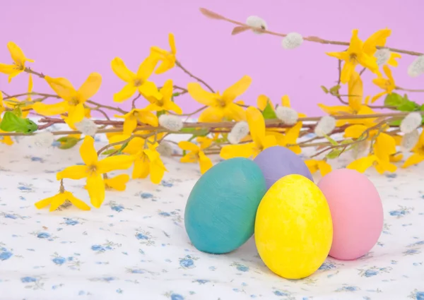 Huevos de Pascua pintados a mano en colores pastel — Foto de Stock