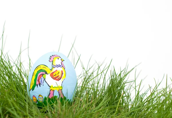 Разноцветный пасхальный петух, нарисованный на яичной скорлупе — стоковое фото