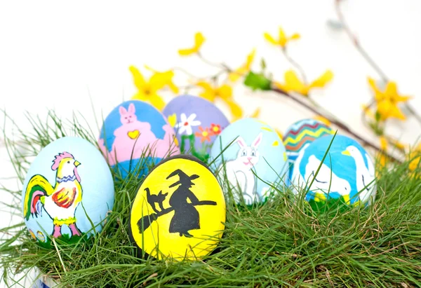 Un surtido de huevos de Pascua decorativos pintados a mano — Foto de Stock