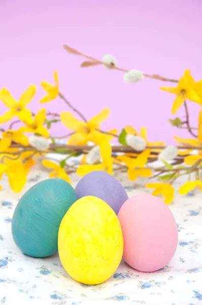Imagen de primer plano de huevos de Pascua pintados a mano de color pastel —  Fotos de Stock
