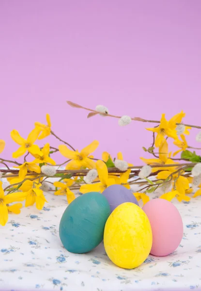 Luminose uova di Pasqua su un tessuto floreale fantasia — Foto Stock