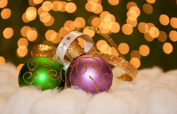 Ouro verde e roxo adornado ornamento bola de Natal — Fotografia de Stock