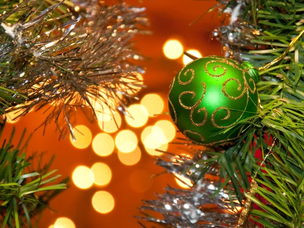Grön boll jul prydnad med gyllene gnistra dekoration — Stockfoto