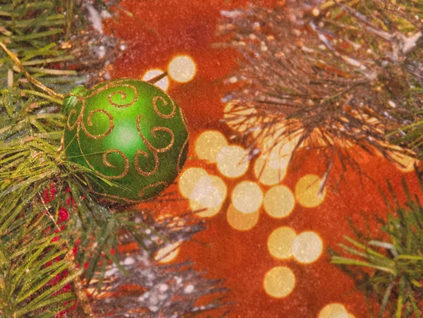 Зеленый рождественский бал — стоковое фото