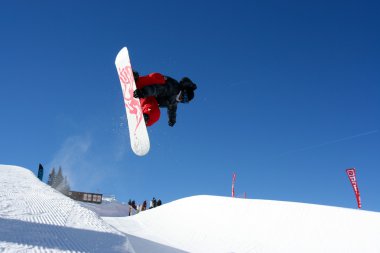 Snowboardeur sur le yarım boru d'Avoriaz