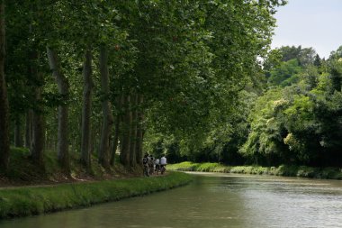 Cycliste le long du Canal du Midi clipart