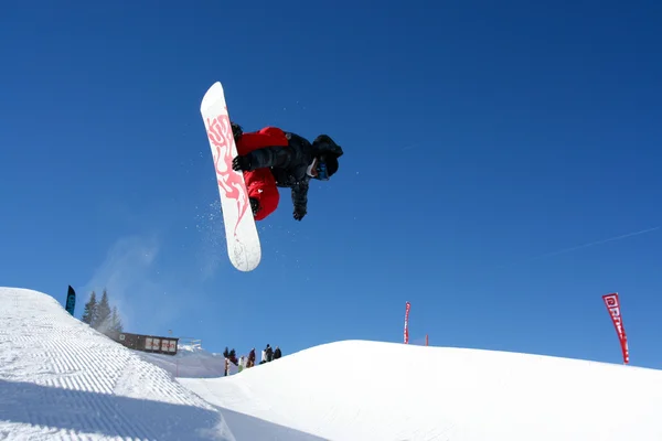 Snowboardeur sur le halfpipe Avoriaz — Photo