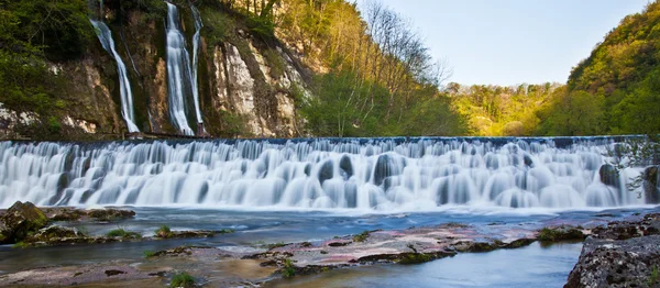 Una cascada en Pertes de la Valserine, Francia — Foto de Stock