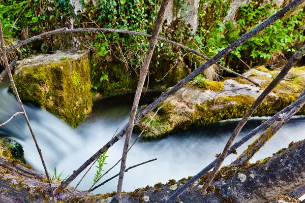 Water stroomt lui tussen twee rotsen — Stockfoto