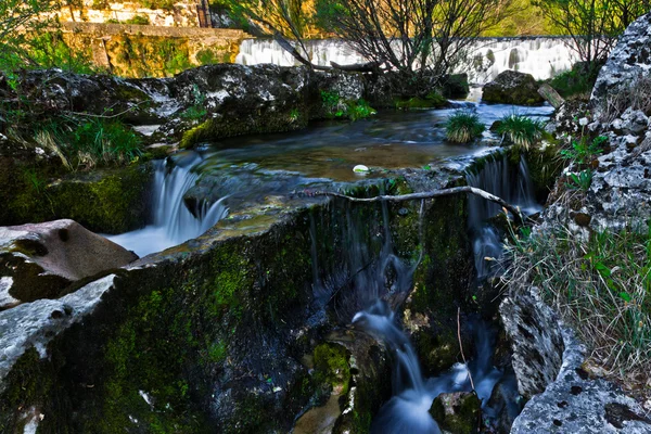 Agua que fluye perezosamente entre rocas en un río —  Fotos de Stock