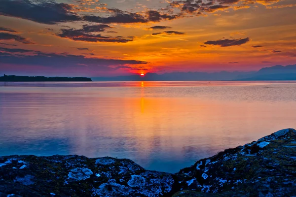 Matahari terbit di Danau Jenewa, di Nyon Swiss — Stok Foto