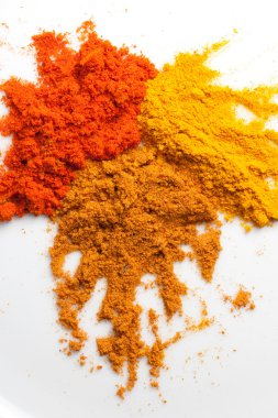 Tumeric, köri ve soğuk toz