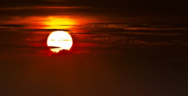 Czerwony wschód słońca — Zdjęcie stockowe