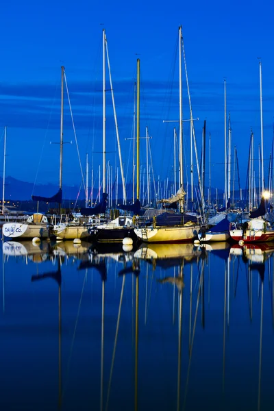 Förankrade yacht och båtar — Stockfoto