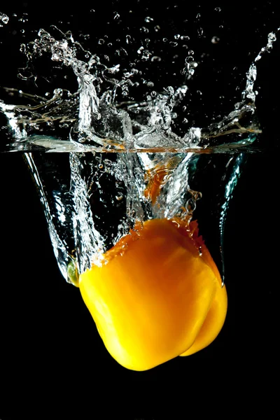 Жовтий перець водяні бризки — стокове фото