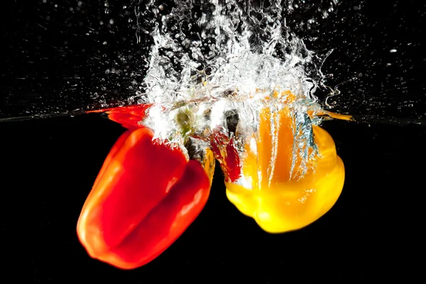 赤と黄色のピーマンの水のしぶき — ストック写真