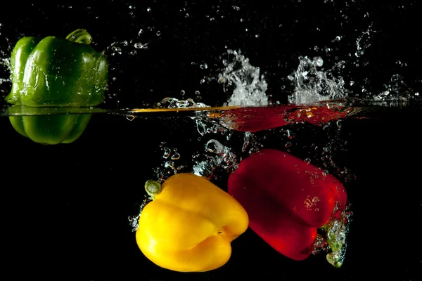 Czerwony, żółty, zielony pieprz splash — Zdjęcie stockowe