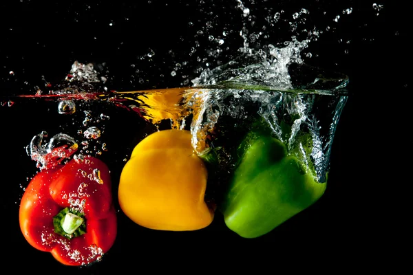 Czerwony, żółty, zielony pieprz splash — Zdjęcie stockowe