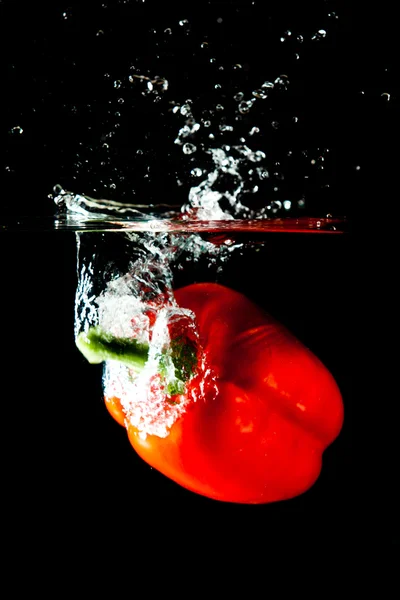 Spruzzo d'acqua di pepe rosso — Foto Stock