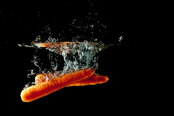 Морковь плеск воды — стоковое фото