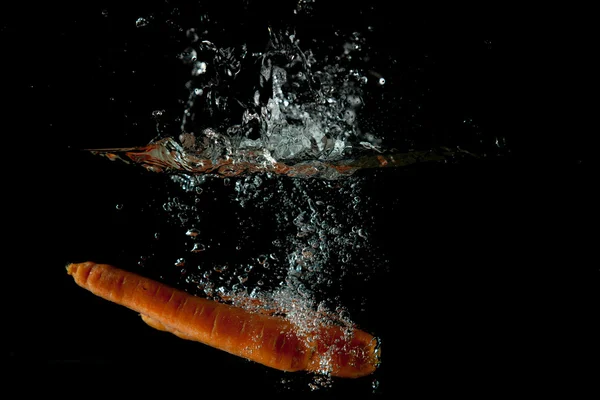 ニンジンの水のしぶき — ストック写真