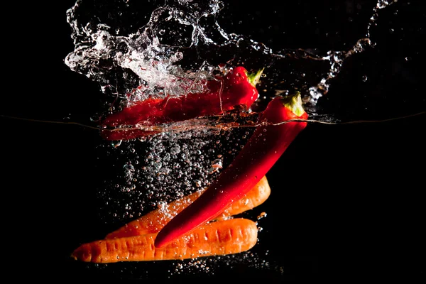 Chillies and Carrots Water Splash — Stock Photo, Image