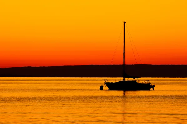 Loď sillhoutte sunrise — Stock fotografie