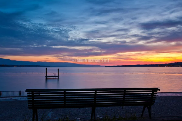 A bench by the lakeside — Stock Photo, Image