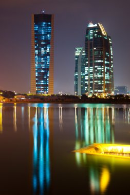 Geceleri modern ofis binası