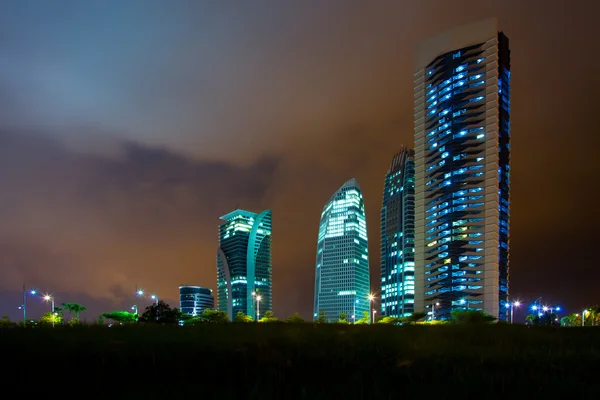 现代办公大楼在夜间 — 图库照片