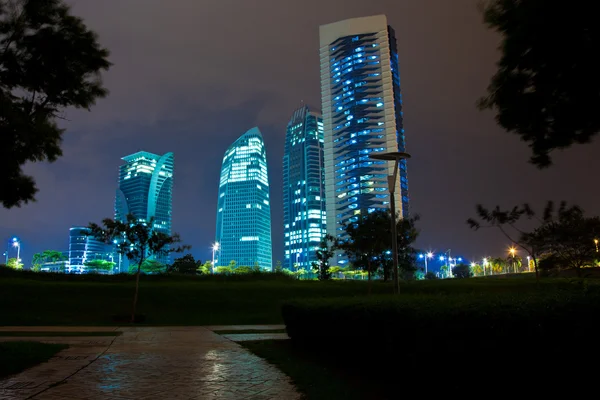 Moderno edificio de oficinas por la noche —  Fotos de Stock