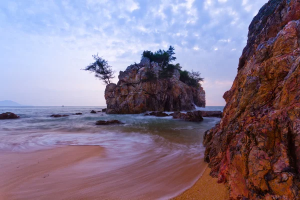 Kaya, plaj ve gün batımı — Stok fotoğraf
