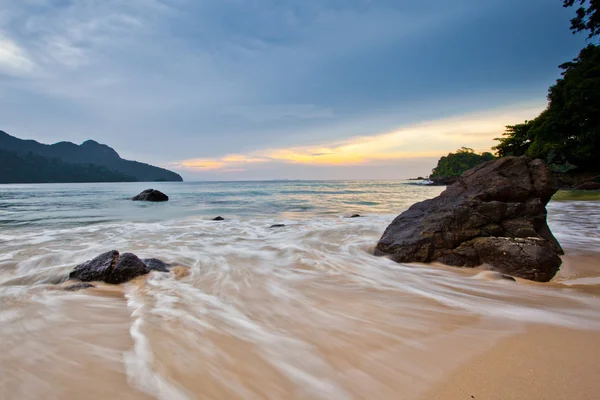 Rock, stranden och solnedgången — Stockfoto