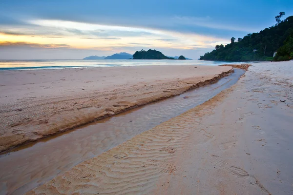 Тропический пляж и закат — стоковое фото