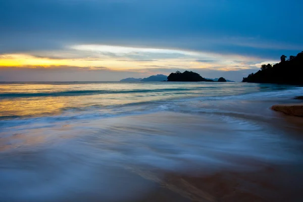 Tropik sahil günbatımı — Stok fotoğraf