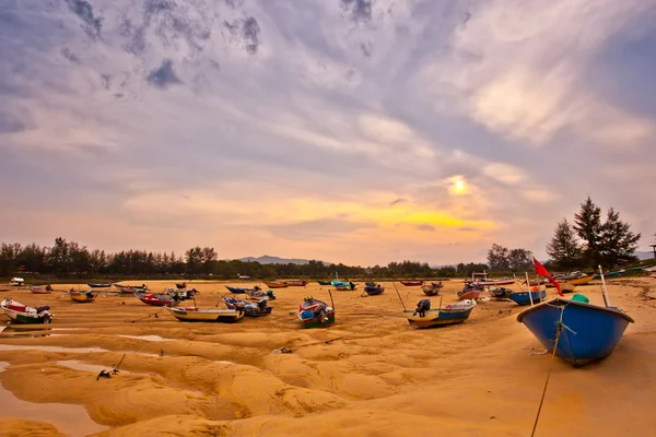 Малайзійський рибальські човни захід сонця — стокове фото
