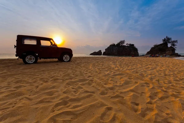 旧吉普车上海滩 — 图库照片