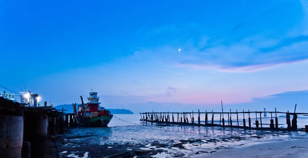 Un embarcadero de pescadores con puesta de sol — Foto de Stock