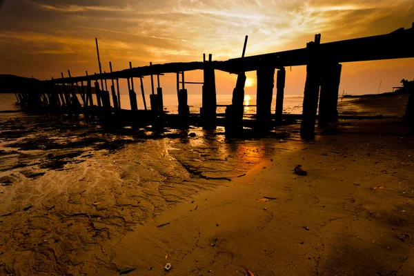 En fiskare brygga med solnedgång — Stockfoto