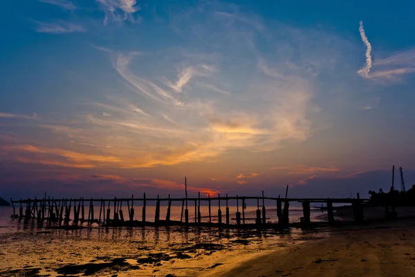 Un pontile di pescatori con tramonto — Foto Stock