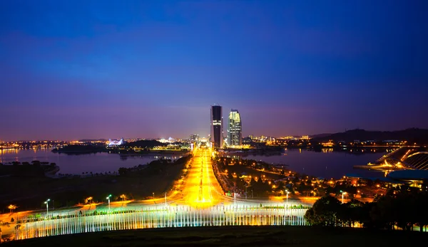 Uitzicht op de Aziatische stedelijke stad in de schemering — Stockfoto