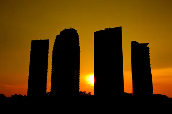 Silhouette coucher de soleil de l'immeuble de bureaux moderne — Photo