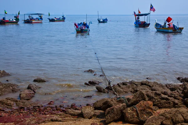 Balıkçı tekneleri ve kayalar — Stok fotoğraf